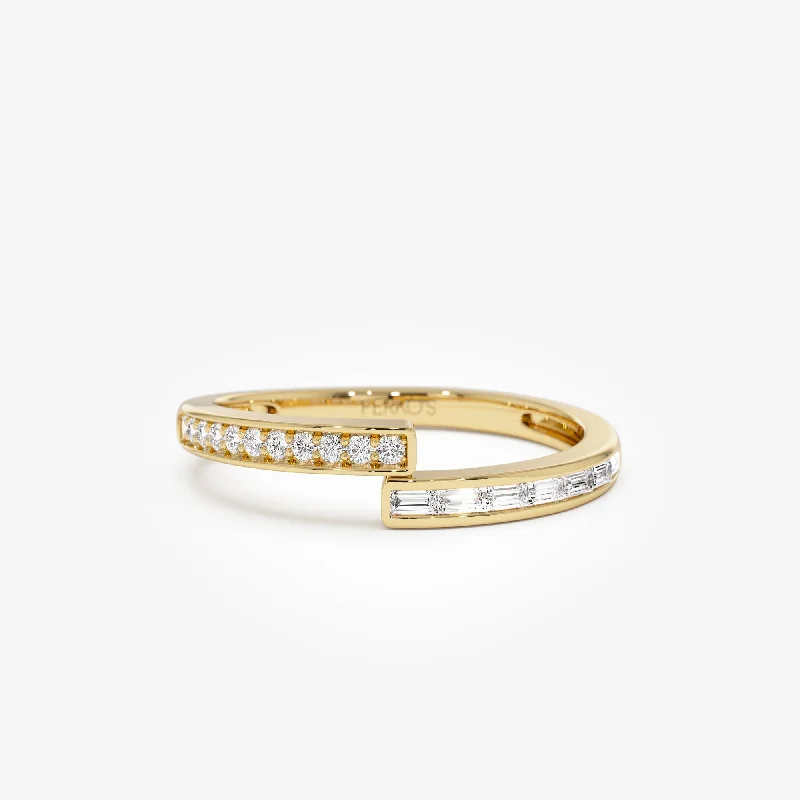 Pear - Shaped Women's Diamond Rings in Yellow Gold with a Single - Diamond Pendant Look14k Baguette and Round Diamond Crossover Ring