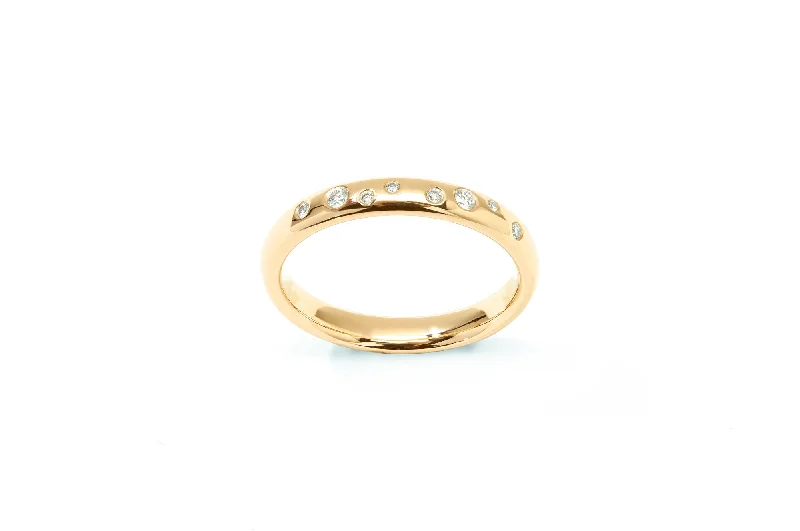 Matte - Black Ceramic Wedding Bands with a Polished Edge for a Sleek and Modern AppearanceAmore Stardust 18K Gold Ring w. Diamonds