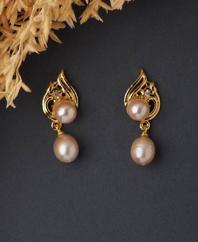 Pearl - Set Minimalist Stud Earrings in White for a Classic and Elegant AppearanceElegant Hanging Drop Pearl Earring