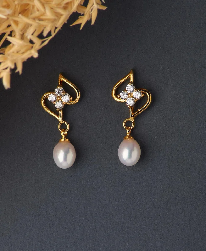 Pearl - Set Minimalist Stud Earrings in White for a Classic and Elegant AppearanceElegant Real Pearl Hang Earring