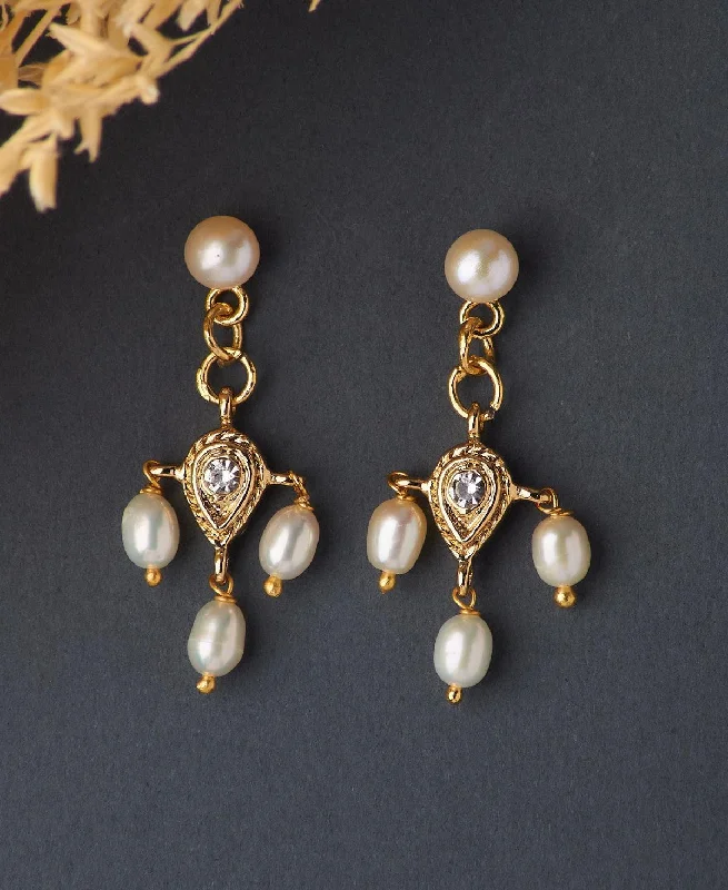 Pearl - Set Minimalist Stud Earrings in White for a Classic and Elegant AppearanceEthnic Pearl Hanging Earrings