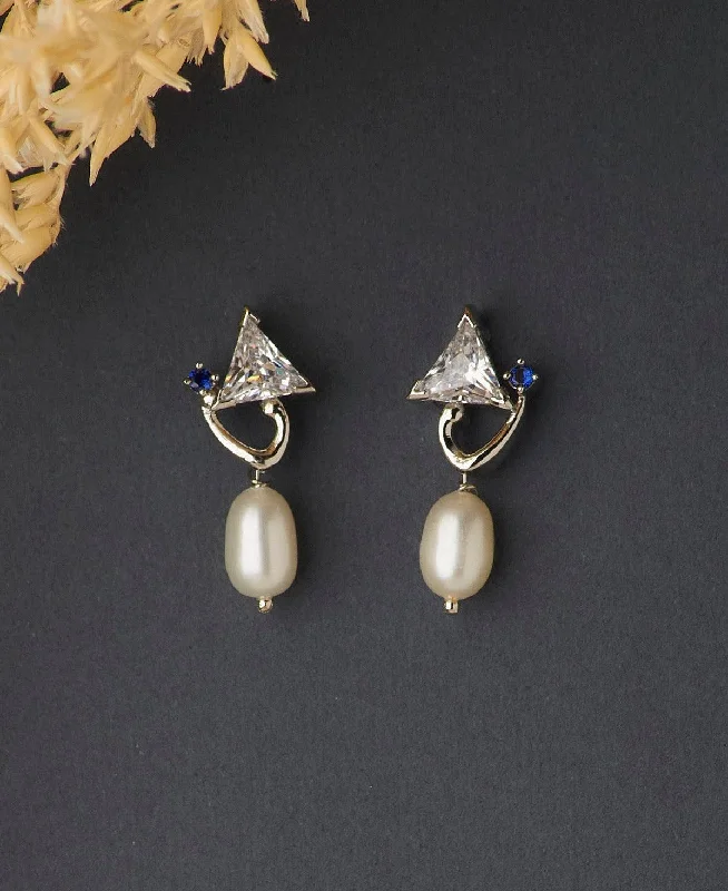 Pearl - Set Minimalist Stud Earrings in White for a Classic and Elegant AppearanceFancy Pearl Hanging Earrings