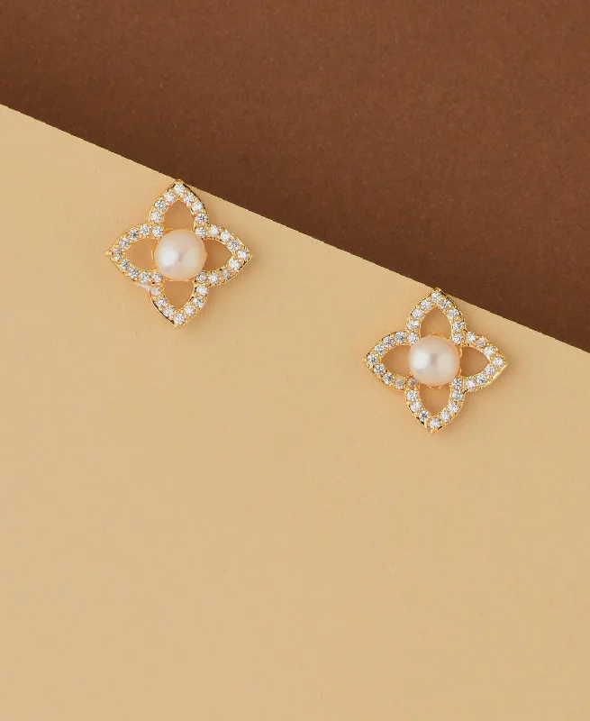 Pearl - Set Minimalist Stud Earrings in White for a Classic and Elegant AppearanceFloral and Simple Real Pearl Stud Earring