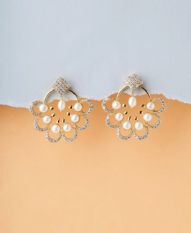 Rhinestone - Embellished Crown - Shaped Stud Earrings for a Princess - Inspired LookGorgeous Stone Studded Pearl Earring