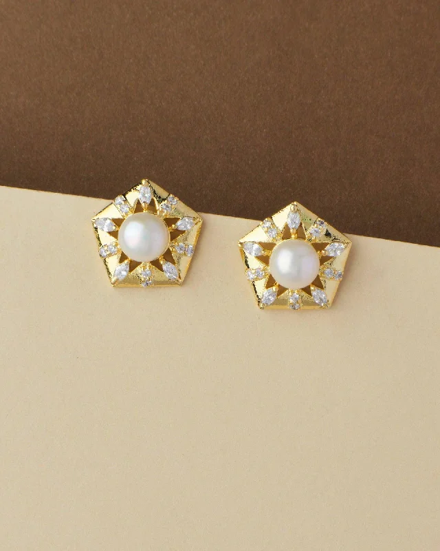 Pearl - Set Minimalist Stud Earrings in White for a Classic and Elegant AppearanceFloral Pearl Stud Earring